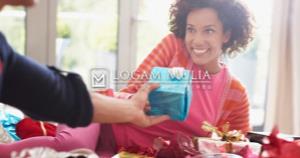 6 Momen yang Tepat Memberikan Hadiah Perhiasan Untuk Pasangan