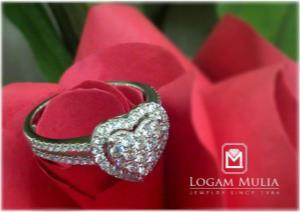 2. Perhiasan dengan Bentuk Hati