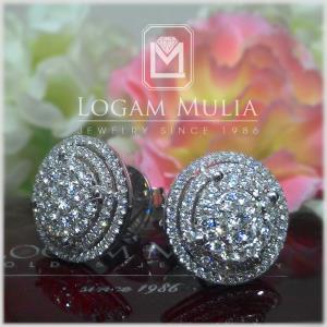 Wajah Berbentuk Hati dengan Anting Bulat.