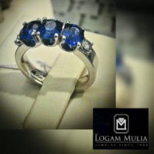 2. Cincin dengan Tiga Batu Permata