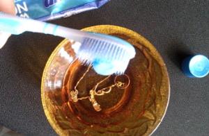 3. Membersihkan Segala Jenis Perhiasan dengan Pasta Gigi