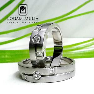 Alasan Mengapa Menggunakan Emas Putih sebagai Cincin Kawin dalam Pernikahan