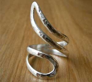 5. Bentuknya yang Dianggap Membahayakan