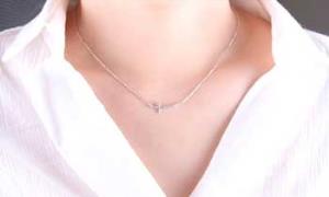 Sesuaikan Model Kalung dengan Kerah Baju