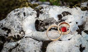 1. Cincin Kawin Emas Kuning