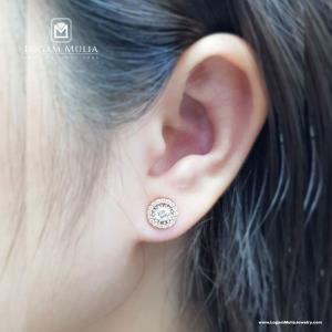 • Anting berlian simpel untuk segala suasana