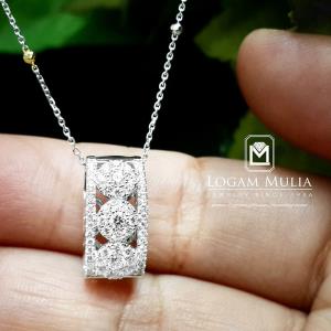 • Pancarkan pesona dengan kalung dan liontin berlian