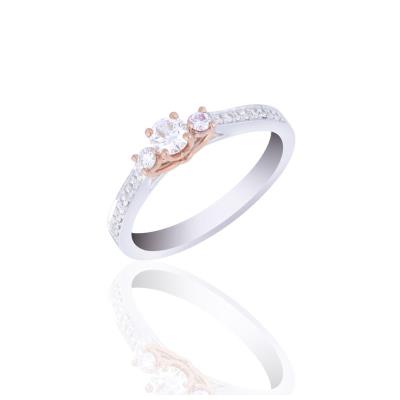 Periksa Cincin Berlian dengan Seksama