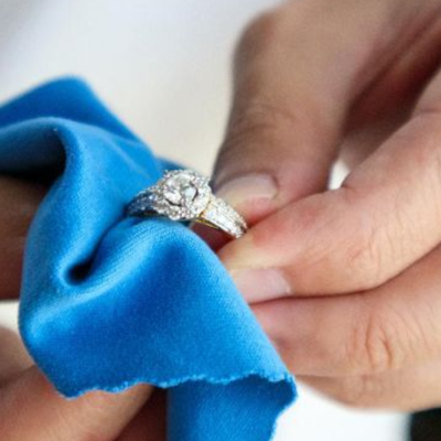 Membersihkan Perhiasan Safir dengan Benar